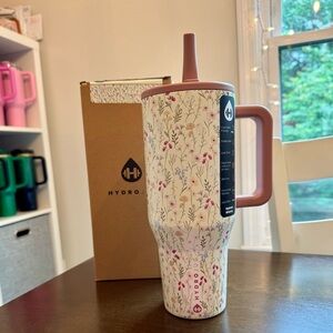 BNWT HydroJug Traveler 40oz Wildflower